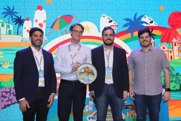 Kaio Maniçoba, secretário de Turismo e Lazer de Pernambuco, Jason Ward, vice-presidente de Marketing e Pessoas da Azul, Eduardo Loyo, presidente da Empetur, e Diogo Beltrão, diretor de Comunicação e Marketing da Empetur. Crédito: Maurício Herschander/ Brasilturis
