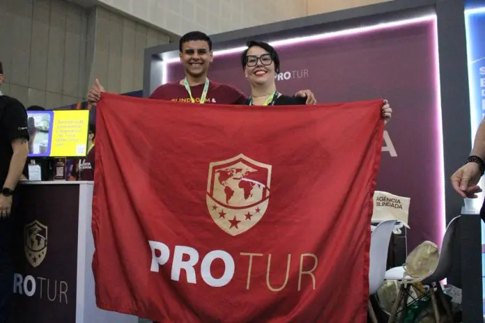 Carlos Eduardo Santos e Flávia Coradi, ambos da Protur. Crédito: Divulgação/Protur