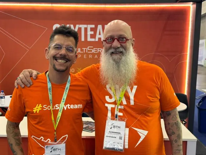 Sérgio Dias e Elis Rodrigues (ambos da Skyteam). Crédito: Felipe Lima/Brasilturis