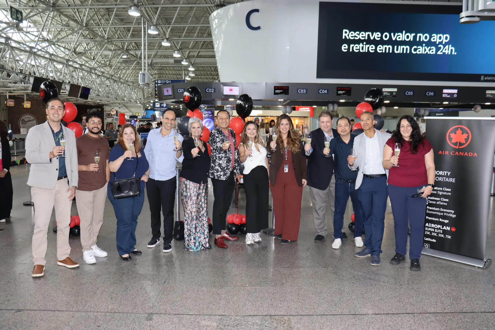 Equipe da Air Canada e do RIOgaleão brindaram o início do check-in da operação que retorna ao Rio de Janeiro. Crédito: Felipe Lima/Brasilturis
