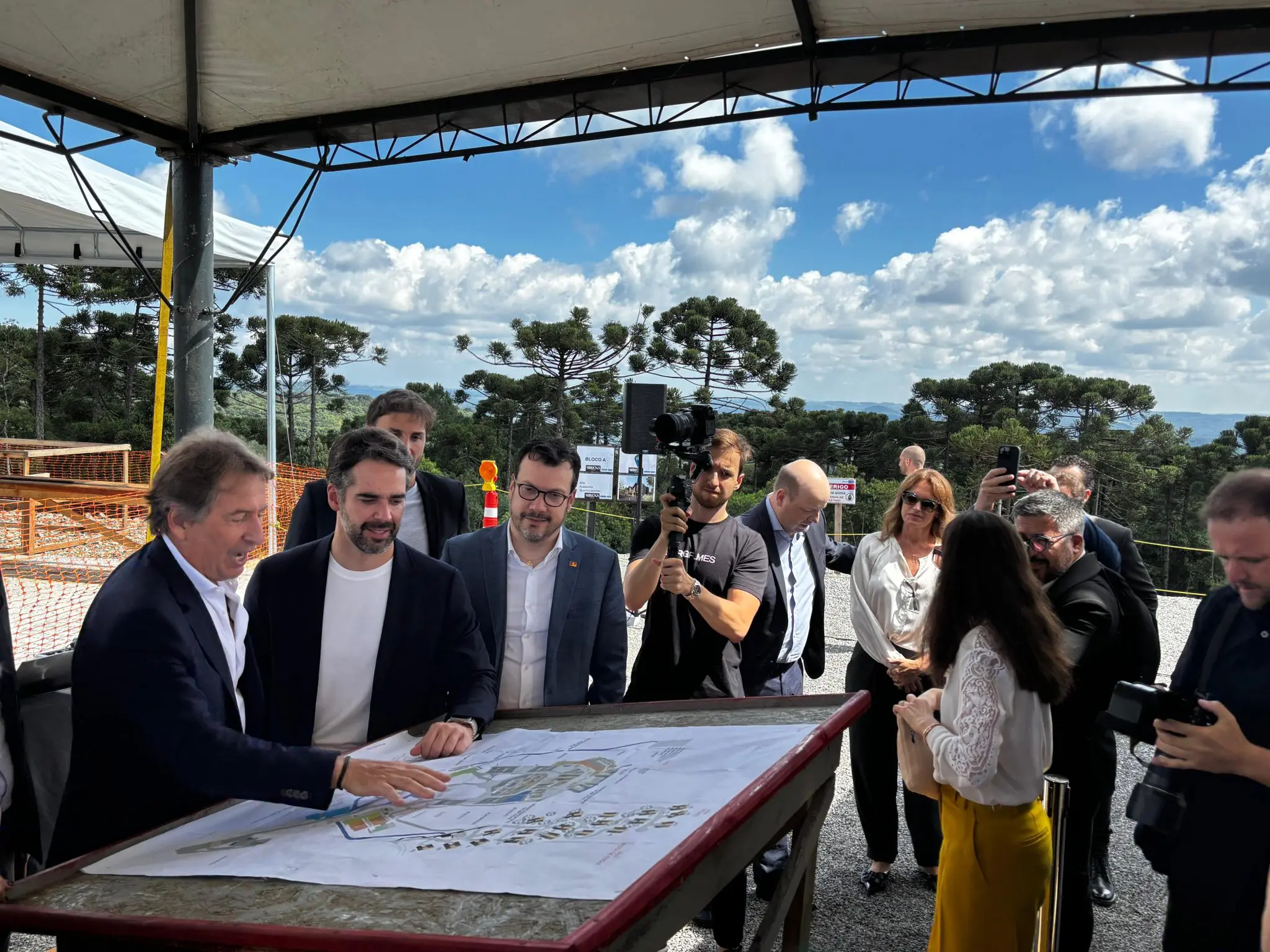 Janyck Daudet apresenta planta do empreendimento ao governador Eduardo Leite. Crédito: Maurício Herschander/ Brasilturis