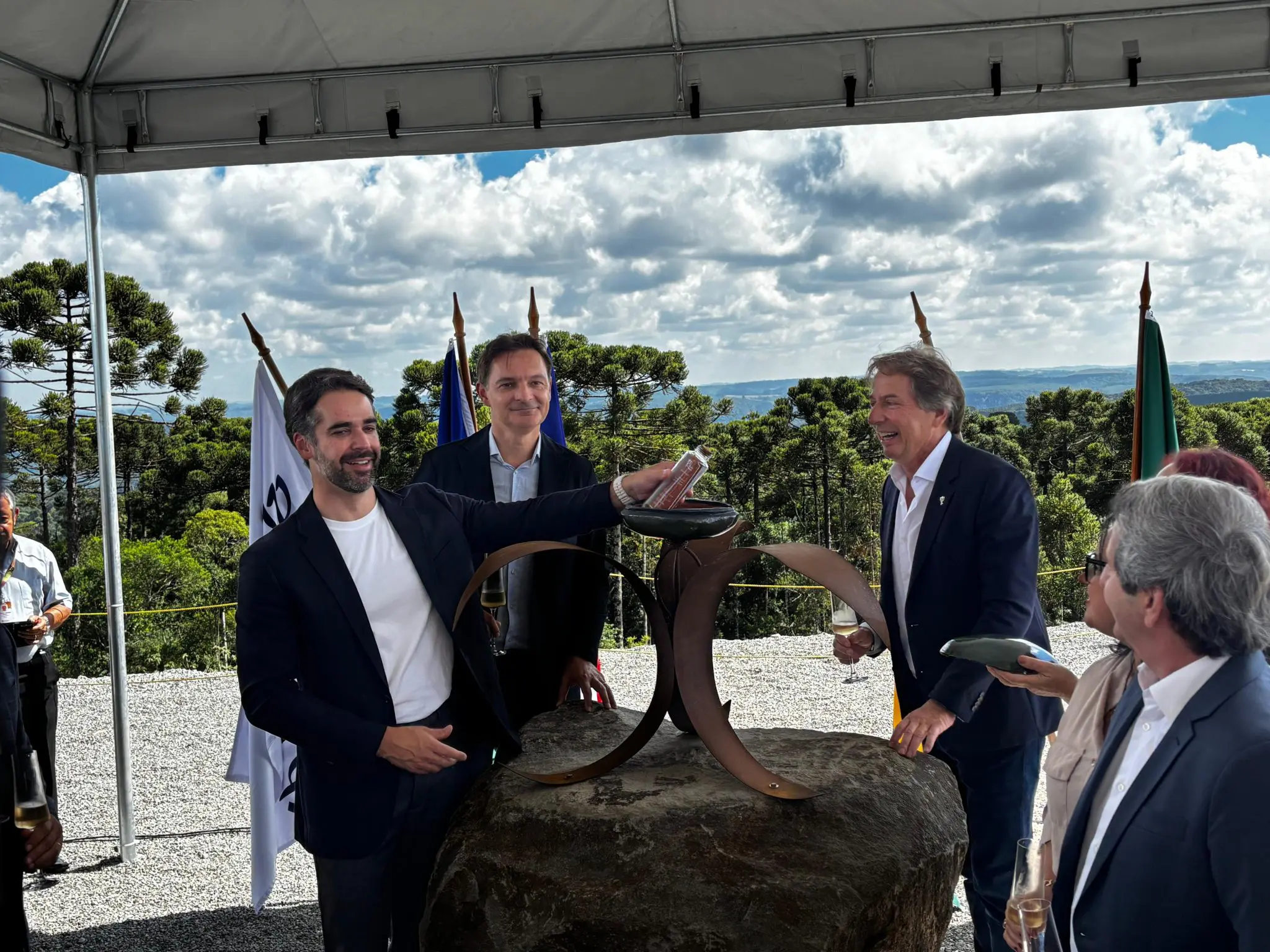 Governador Eduardo Leite coloca cápsula do tempo na pedra fundamental do Sirena Club Med Gramado. Crédito: Maurício Herschander/ Brasilturis