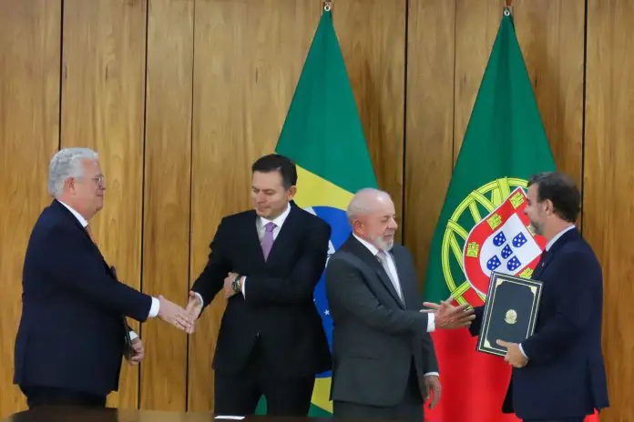 A 14ª Cimeira Luso-Brasileira ocorreu no Palácio do Planalto e contou com a presença do presidente da República, Luiz Inácio Lula da Silva, do primeiro-ministro português, Luís Montenegro
