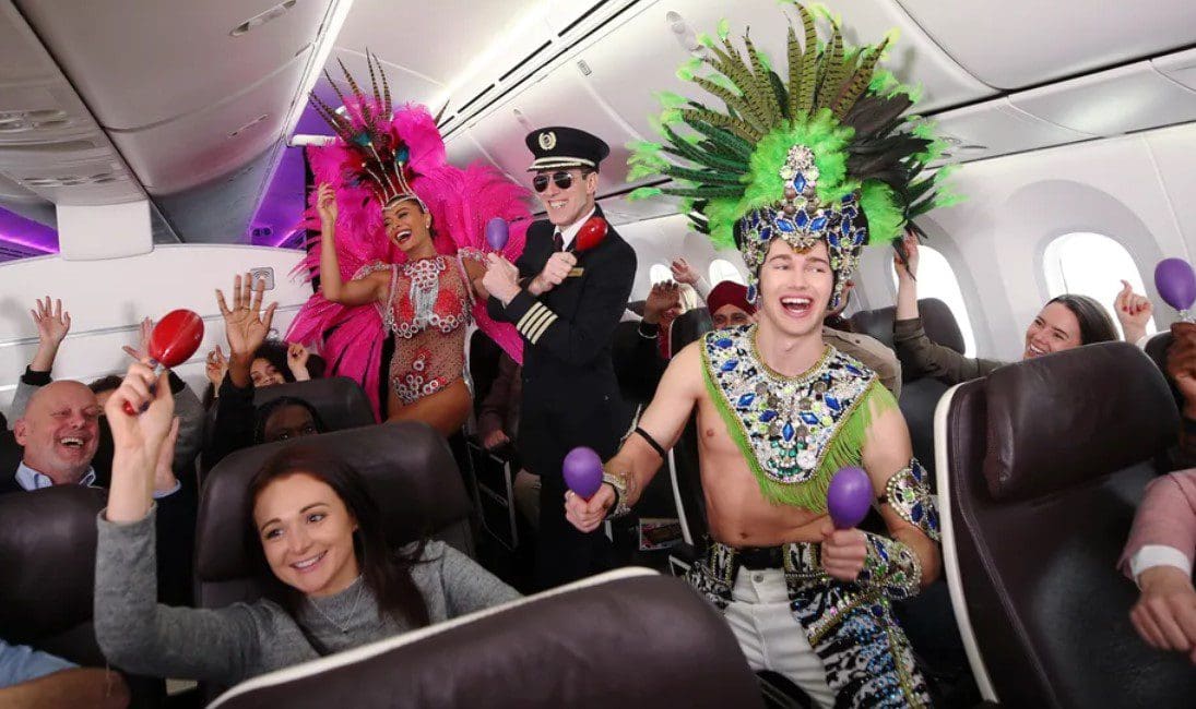 Juliana Paes com Anton Du Beke e AJ Pritchard, em cena vídeo para divulgar novo voo da Virgin Atlantic. Foto: Divulgação