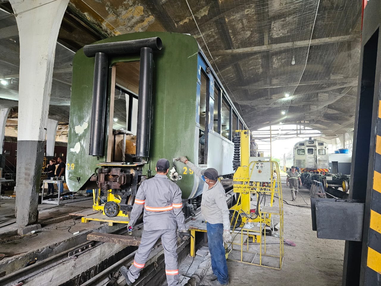 Vagão Inclusivo recebendo os último detalhes na Oficina da Serra Verde Express - Foto: Francielli Xavier
