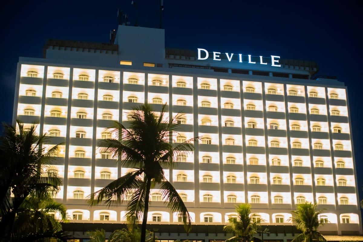 Fachada menor Fachada Hotel Deville Prime Salvador - Foto: Divulgação