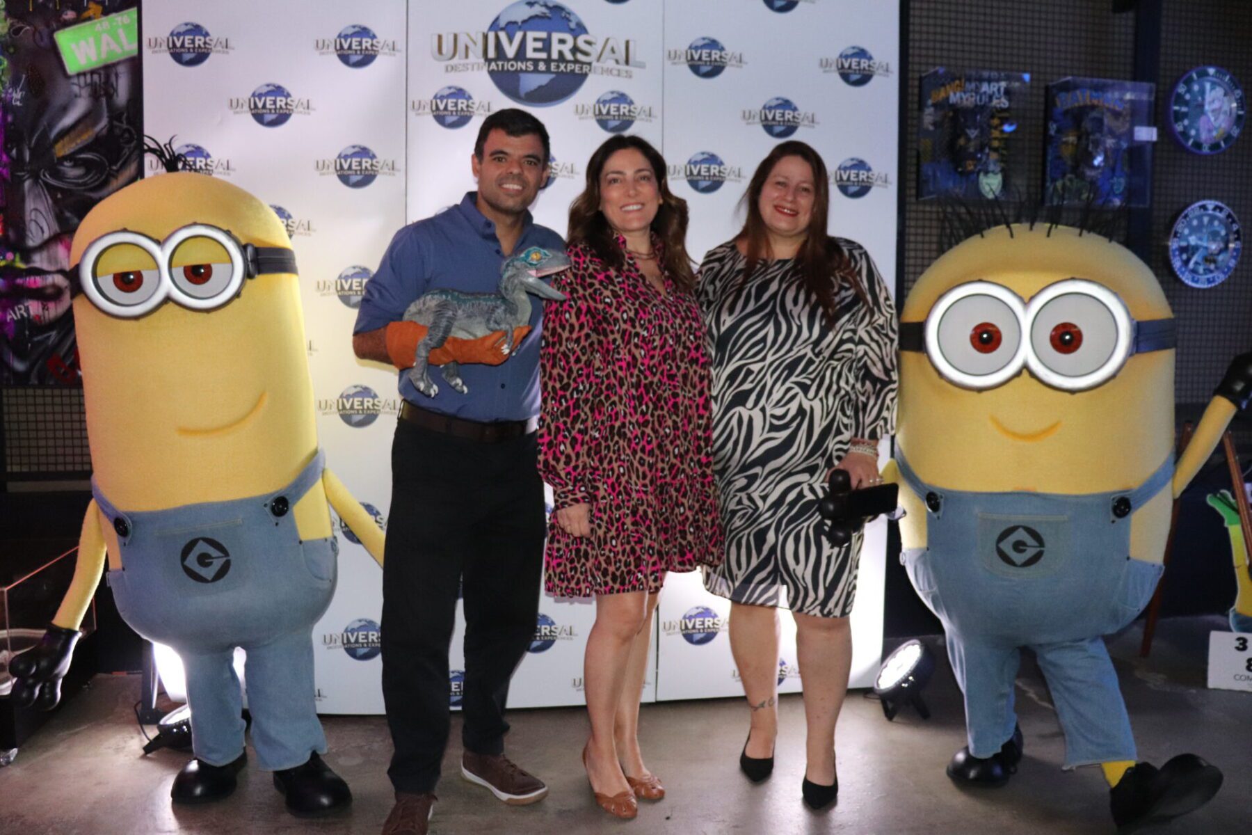 Renato Gonçalves e Gabriella Cavalheiro, da Universal Orlando, ao lado de Rafaela Gross Brown, do Visit Florida. Foto: Kamilla Alves universal parceiros