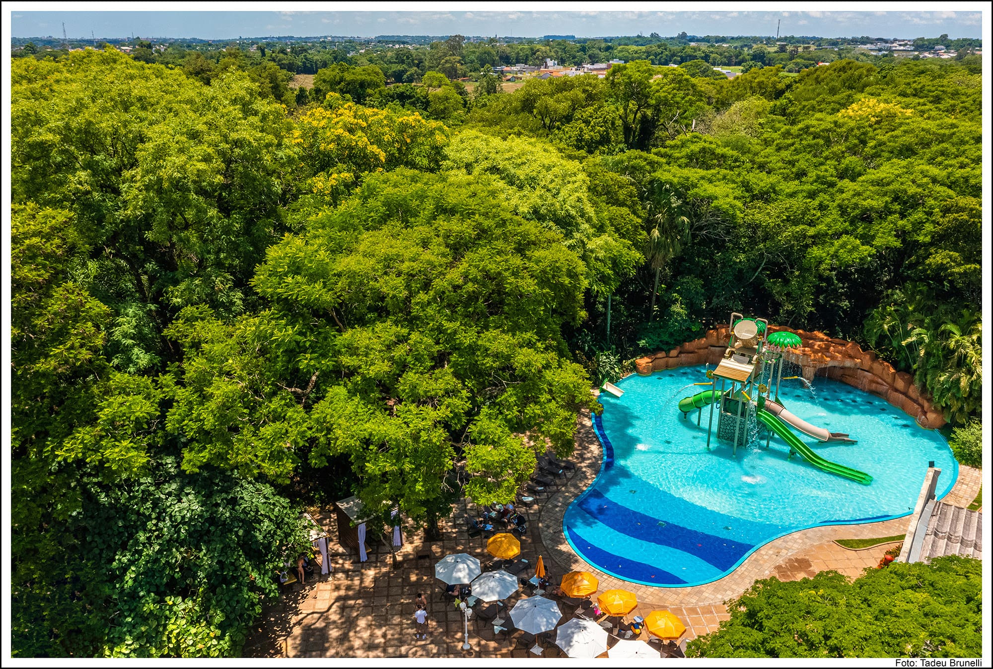 Piscina em meio à mata nativa no resort da Bourbon em Foz do Iguaçu. Foto -Divulgação