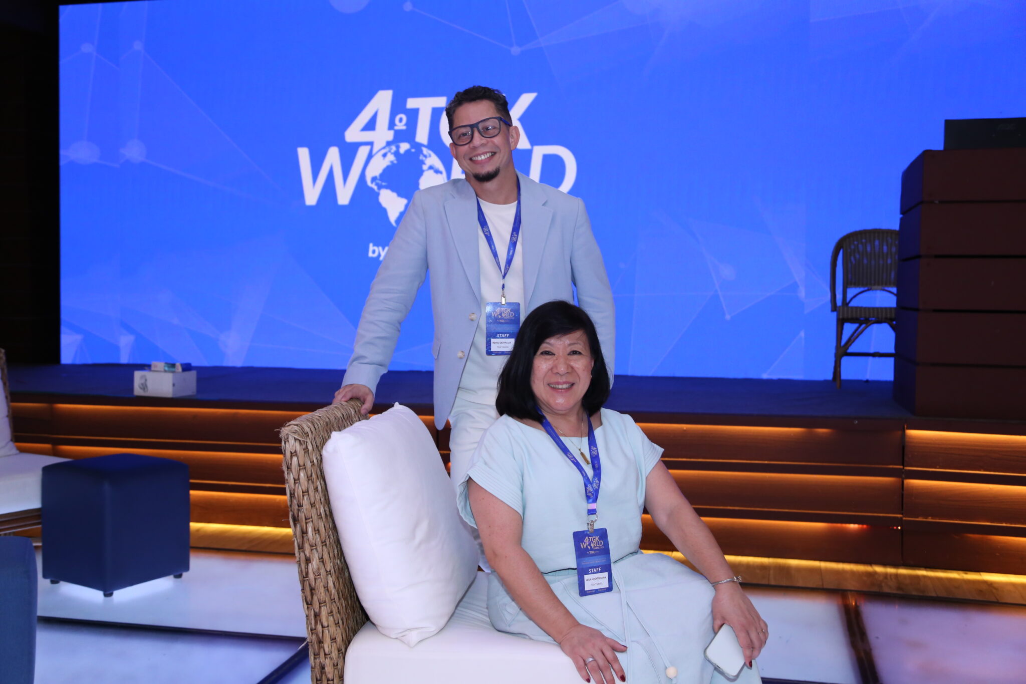 Reno de Paula, gerente de Vendas da TGK, e Leila Minatogawa, gerente geral da TGK, estimam crescimento contínuo e significativo para Ásia em 2025 (Foto: Greg Grigoragi/Brasilturis)