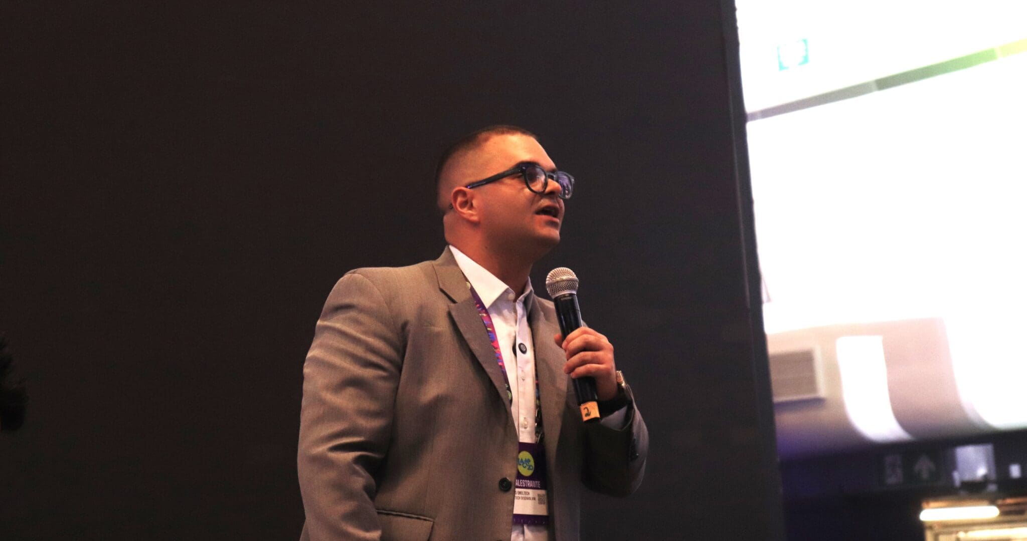 Bruno Omeltech, CEO da Omeltech Desenvolvimento, explicou o conceito Phygital, a união entre o físico e o digital (Foto: Geovana Fraga/ Brasilturis) Bruno Omeltech, CEO da Omeltech Desenvolvimento, explicou o conceito Phygital, a união entre o físico e o digital (Foto: Geovana Fraga/ Brasilturis)