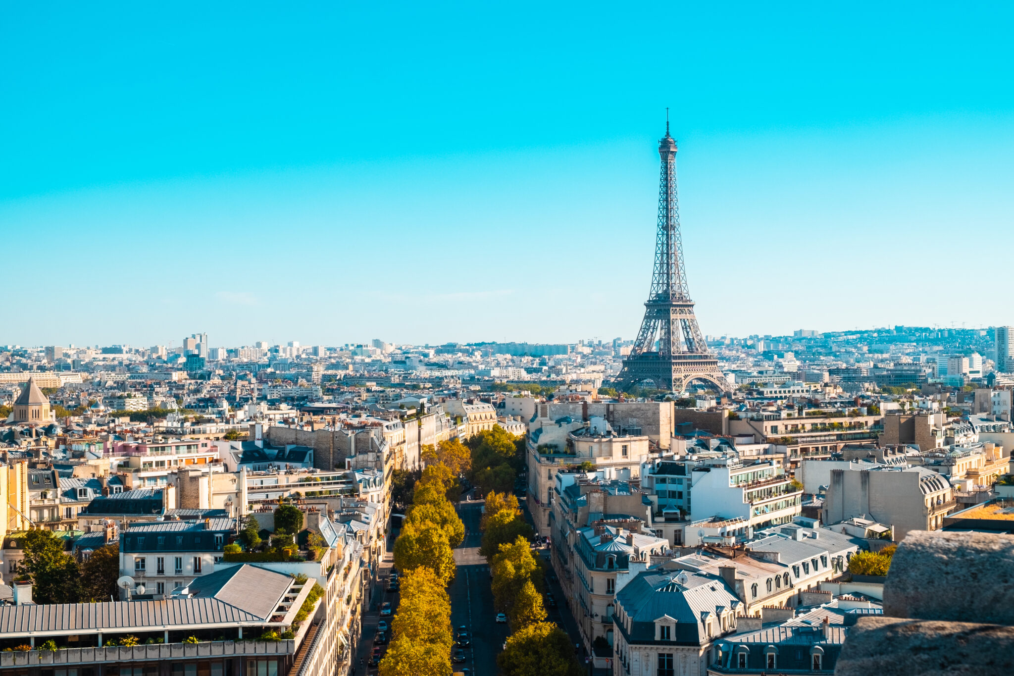 Cityscape of Paris under the sunlight and a blue sky in Fra destinos europeus