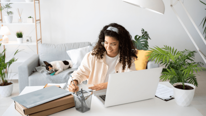 Totalmente online e gratuito, o curso possui 50 horas de duração. Crédito: Freepik