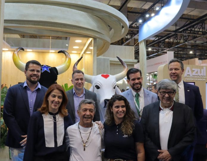 Representantes da Azul, Azul Viagens, Embratur e Parintins firmam acordo na WTM 2025. Crédito: Maurício Herschander/ Brasilturis