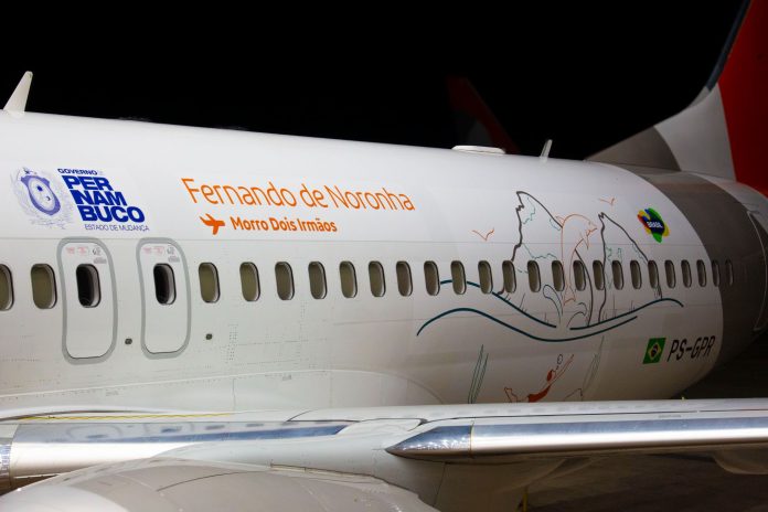 Na lateral do Boeing 737 Max 8 da Gol, elementos noronhenses, como o Morro Dois Irmãos e os tradicionais golfinhos, em destaque Foto: Thiago Amato / Divulgação Gol