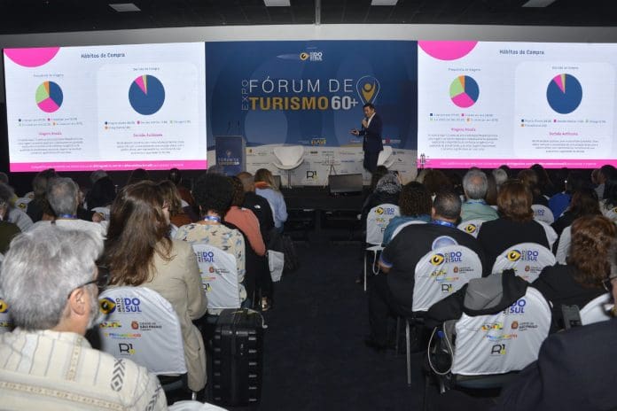 Apresentacao-dos-dados-da-pesquisa-no-Forum-de-Turismo-60- Thiago Akira apresentou os dados da pesquisa no Fórum de Turismo 60+. Crédito: Divulgação