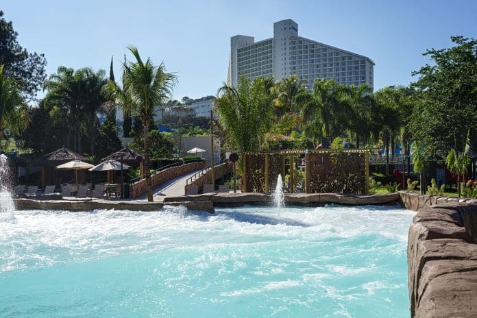 A Fun Beach conta ainda com um palco suspenso sobre as ondas, voltado a apresentações. Crédito: Divulgação/Bourbon