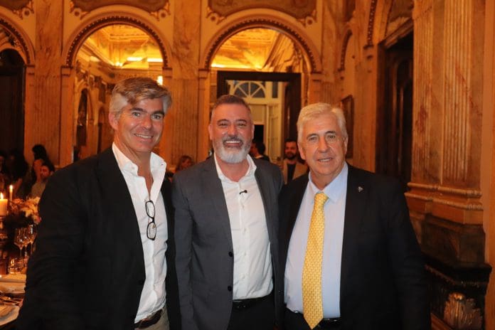 Leônidas Oliveira, secretário de Cultura e Turismo de Minas Gerais, entre Gonçalo Rebelo de Almeida, CEO do Grupo Vila Galé, e Jorge Rebelo de Almeida, fundador e presidente do Grupo Vila Galé. Crédito: Maurício Herschander/ Brasilturis