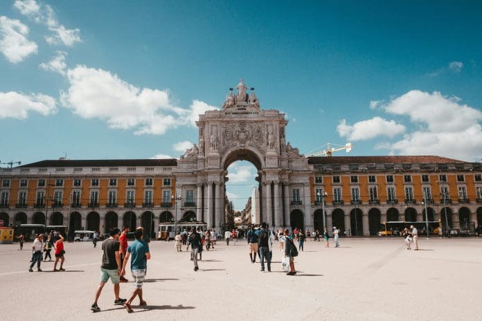 claudio-schwarz-K3XGEoZgA0s-unsplash Praça do Comércio em Lisboa, capital de Portugal. Crédito: Claudio Schwarz/ Unsplash
