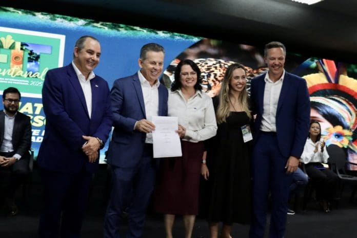 Assinatura do compromisso contou com César Miranda, secretário de Desenvolvimento Econômico do Mato Grosso; Mauro Mendes, governador de Mato Grosso, Lélia Brun, diretora superintende do Sebrae/MT; Isabela Monteiro, diretora do Polo de Ecoturismo do Sebrae; e Bruno Reis, diretor de Sustentabilidade da Embratur. Crédito: Felipe Lima/ Brasilturis