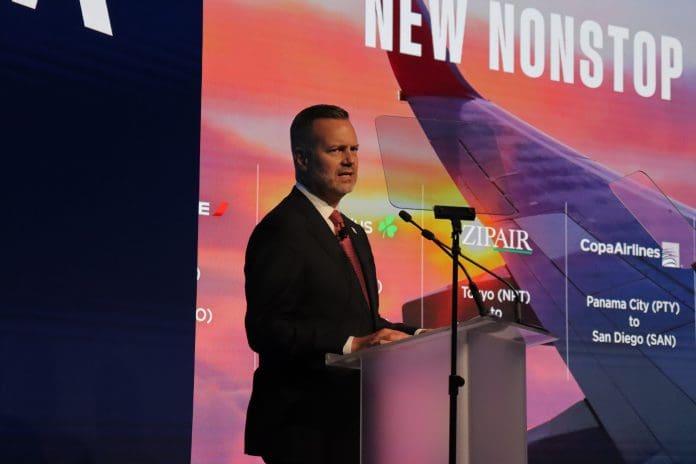 Fred Dixon, do Brand USA, destaca expansão da malha aérea como fator estratégico para facilitar o acesso ao país e impulsionar o turismo internacional. Crédito: Felipe Lima/Brasilturis