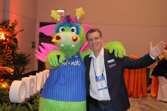 Patrick Yvars, diretor de Vendas do Visit Orlando, ao lado de Stuff, mascote do Orlando Magic. Crédito: Felipe Lima/Brasilturis Patrick Yvars, diretor de Vendas do Visit Orlando, ao lado de Stuff, mascote do Orlando Magic. Crédito: Felipe Lima/Brasilturis