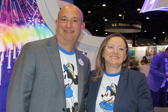 Alexander Haim e Cinthia Douglas, ambos da equipe da Disney na América Latina. Crédito: Felipe Lima/Brasilturis Alexander Haim e Cinthia Douglas, ambos da equipe da Disney na América Latina. Crédito: Felipe Lima/Brasilturis