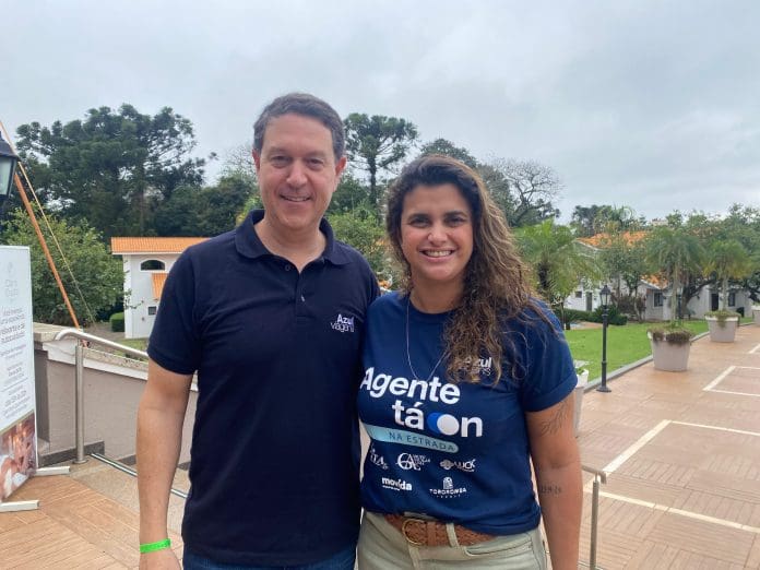 Daniel Bicudo e Giuliana Mesquita, da Azul. Crédito: Maurício Herschander/ Brasilturis