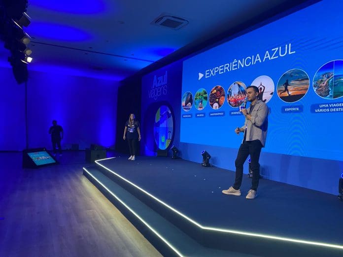 Natália Saderi, gerente de produtos nacionais, e Phelipe Toledo, gerente de produtos internacionais da Azul. Crédito: Maurício Herschander/ Brasilturis