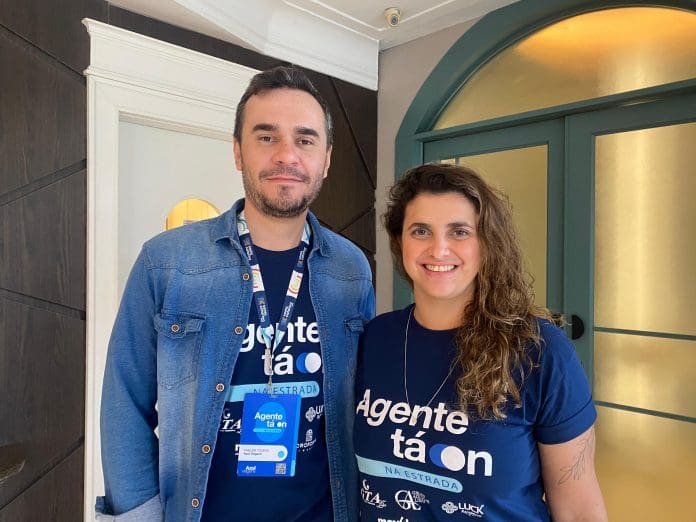 WhatsApp Image 2025-06-08 at 20.16.35 Phelipe Toledo, gerente de Produtos Internacionais da Azul, e Giuliana Mesquita, head da Azul Viagens. Crédito: Maurício Herschander/ Brasilturis