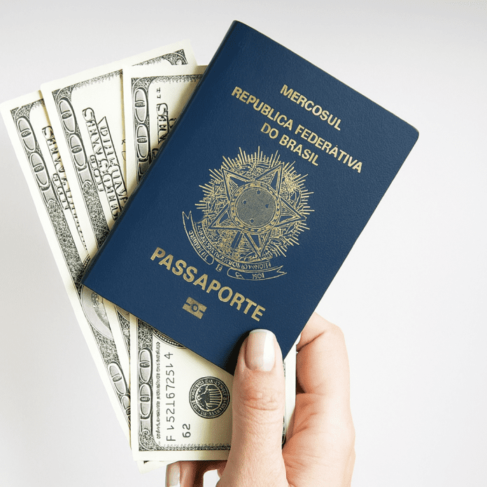 Nova taxa de US$ 250 eleva custo do visto americano para mais de US$ 450 por pessoa; regra entra em vigor em outubro de 2025. Crédito: Imagem gerada por IA