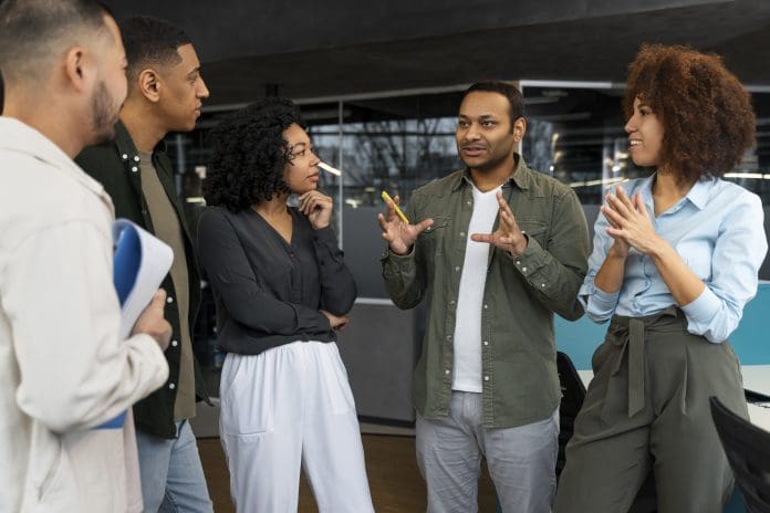 Além da geração de empregos, o boletim apresenta dados de consumo que evidenciam o aquecimento da cadeia produtiva de eventos. Crédito: freepik