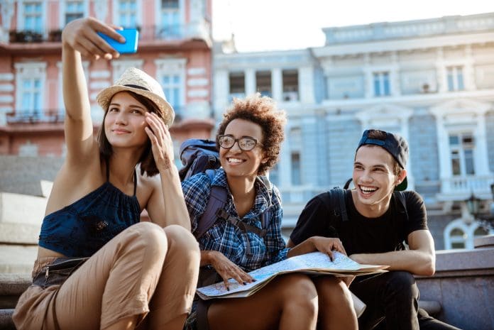 O levantamento utilizou cruzamentos de dados comportamentais, socioeconômicos, de afinidade e crédito. Crédito: cookie_studio / freepik perfil viajante