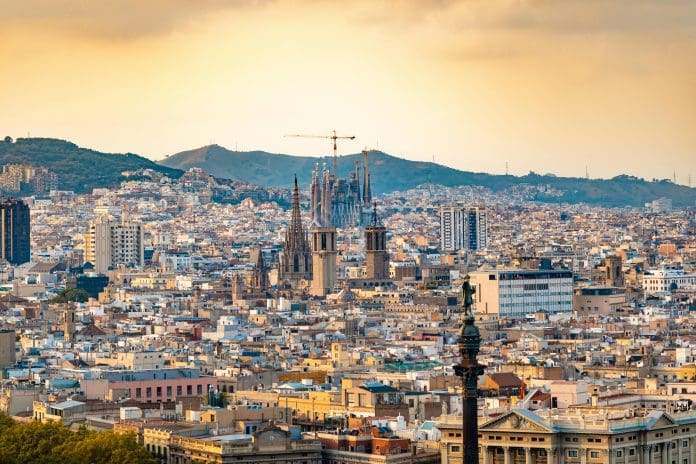 Além do aumento gradual da taxa em Barcelona, a partir de 2026 será criado o Fundo para o Retorno do Turismo. Crédito: Aleksandar Pasaric/pexels