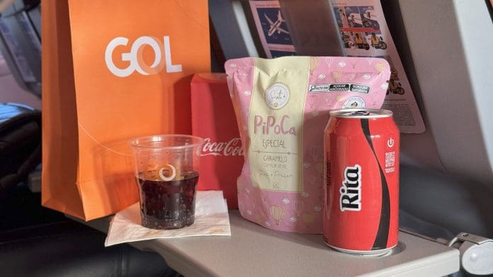 Para curtir o filme sobre a Rita Lee durante o voo, os passageiros receberam um serviço de bordo diferenciado com Coca-Cola, pipoca Sinta+ e outras bebidas diversas Crédito: Divulgação Gol