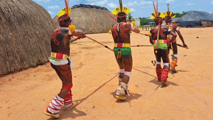 Novo roteiro de turismo sustentável na Terra Indígena do Xingu leva viajantes a um mergulho na cultura e saberes ancestrais dos povos originários. Crédito: Divulgação