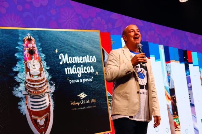 Alexander Haim apresenta o guia “Momentos Mágicos Passo a Passo – Disney Cruise Line” durante o Agentes de Sonhos, no Teatro Renaissance, em São Paulo. Crédito: Felipe Lima/Brasilturis