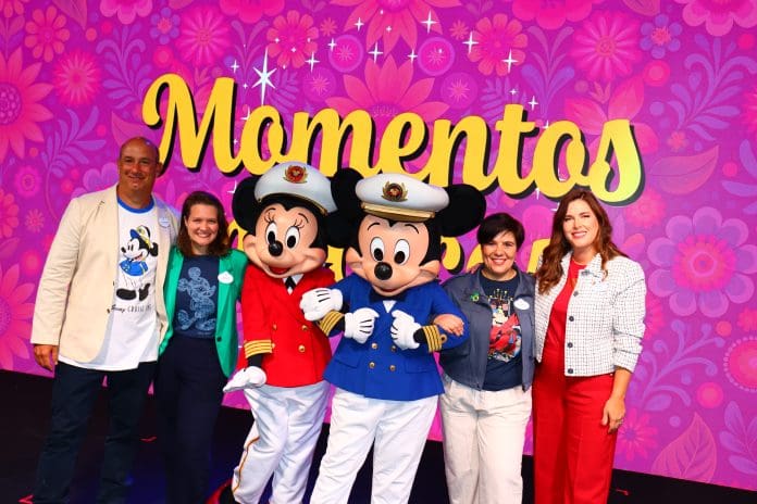 Alexander Haim, Thais Ramos, Juliana Belloti e Manoela Gentil Bopp com o casal mais querido da Disney: o Mickey e a Minnie. Crédito: Felipe Lima/Brasilturis