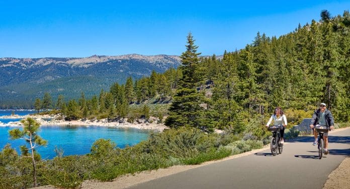 Roteiros de bicicleta: 6 destinos pelo mundo para explorar pedalando, segundo a Booking.com