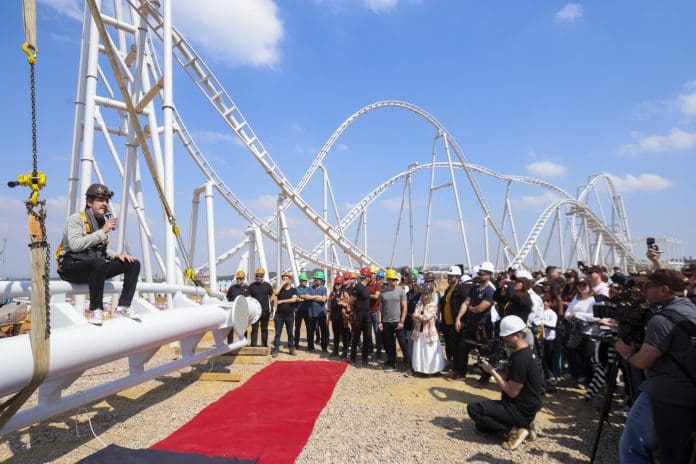 Cacau Park finaliza montagem da estrutura da maior e mais rápida montanha-russa da América Latina