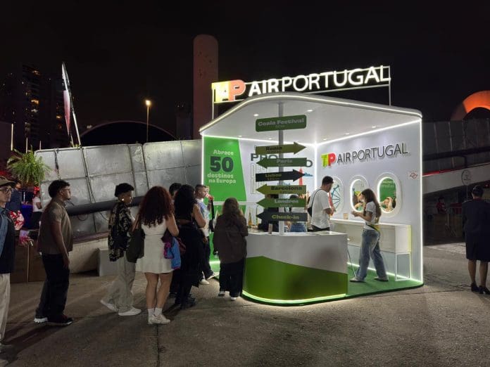 Tap está participando pela primeira vez de um festival de música com ativação exclusiva de lenços com estampas da Europa. Crédito: Felipe Lima/Brasilturis Tap está participando pela primeira vez de um festival de música com ativação exclusiva de lenços com estampas da Europa. Crédito: Felipe Lima/Brasilturis