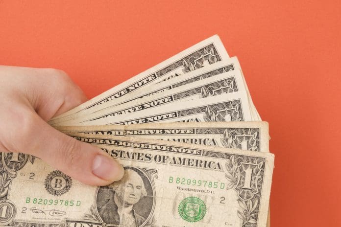 O reajuste da ESTA nos EUA decorre da lei federal HR-1, intitulada “One Big Beautiful Bill Act”, sancionada pelo ex-presidente Donald Trump em julho de 2025. Crédito: frepik