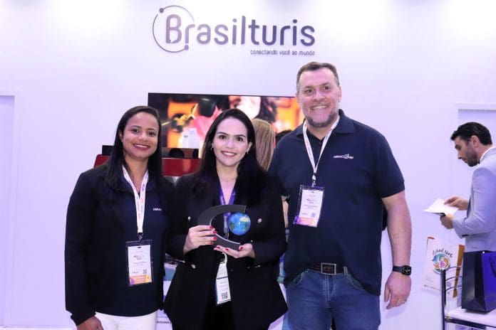 Amanda Leonel (Brasilturis) entre Daiana Oliveira e Douglas Camargo (ambos da Abracorp). Crédito: Diego Siliprando/Brasilturis