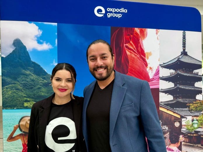 Alexandre Rodrigues com Cassiana Siqueira- da Expedia- no coquetel da Expedia que aconteceu no Lagune Barra Hotel. Crédito: Divulgação