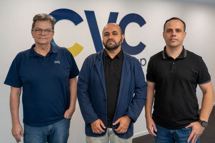 Carlos Eduardo entre Paulo Palaia e Wesley Feliciano, aos quais precisará fazer reportes. Crédito: Divulgação/CVC Corp