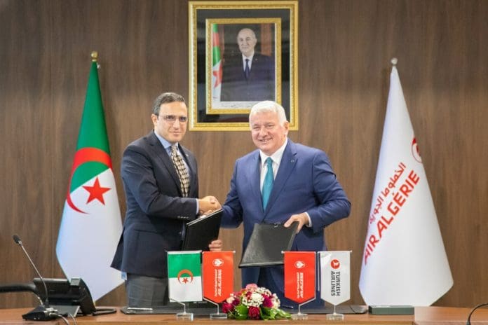 Bilal Ekşi, CEO da Turkish Airlines, e Hamza Benhamouda, CEO da Air Algérie, durante assinatura do novo acordo em Argel. Crédito: Divulgação
