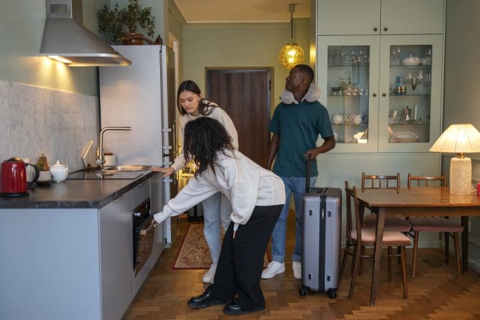 De acordo com a FGV, cada R$ 10 gastos em hospedagem geram outros R$ 52 em diferentes setores da economia. Crédito: freepik