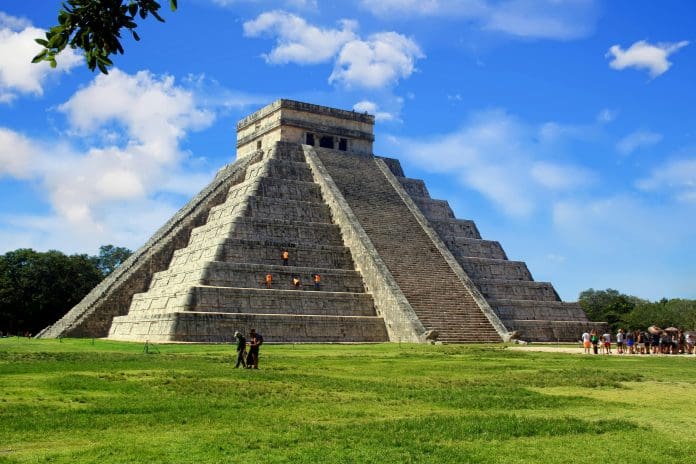 Visitantes no sítio arqueológico de Chichén Itzá, no México, que terá novas tarifas de acesso para estrangeiros em 2026. Crédito: Steven Skelley