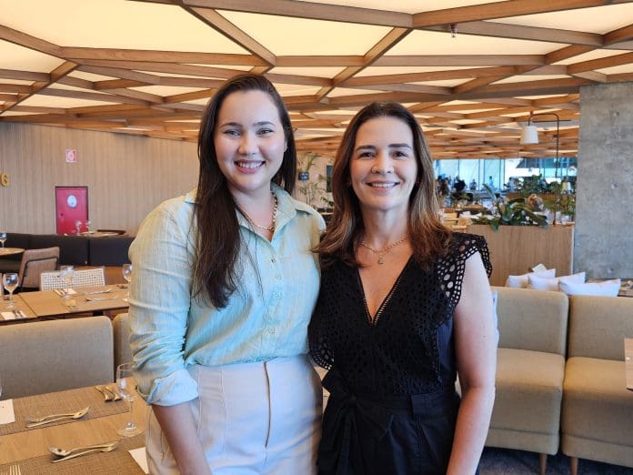 Hellen Lopes e Carolina Oliveira, diretora-executiva e presidente do Recife CVB, respectivamente. Crédito: Kamilla Alves/Brasilturis