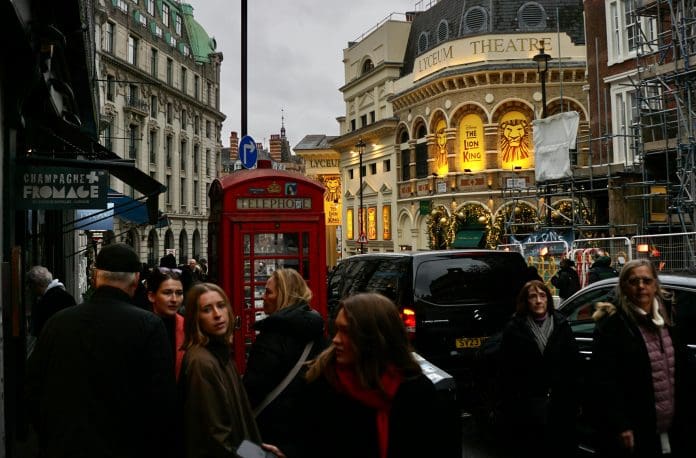 A partir de fevereiro de 2026, todos os visitantes isentos de visto precisarão obter a Autorização Eletrônica de Viagem antes de entrar no Reino Unido. Crédito: Tansholpan/pexels