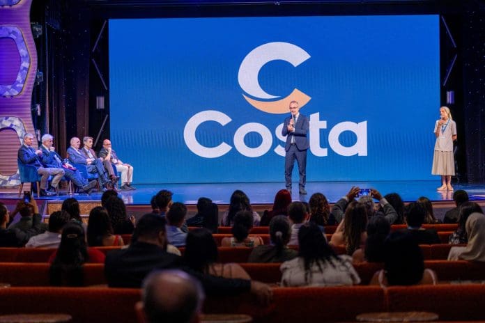 Matteo Cavejari, da Congregação Pobres Servos da Divina Providência, apresenta o documentário. Crédito: Divulgação/Costa Cruzeiros